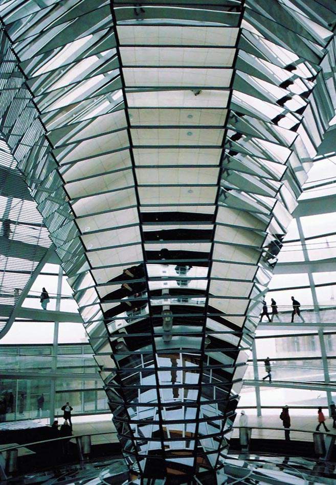 Glaskuppel des Reichstags in Berlin mit Besucherrampe