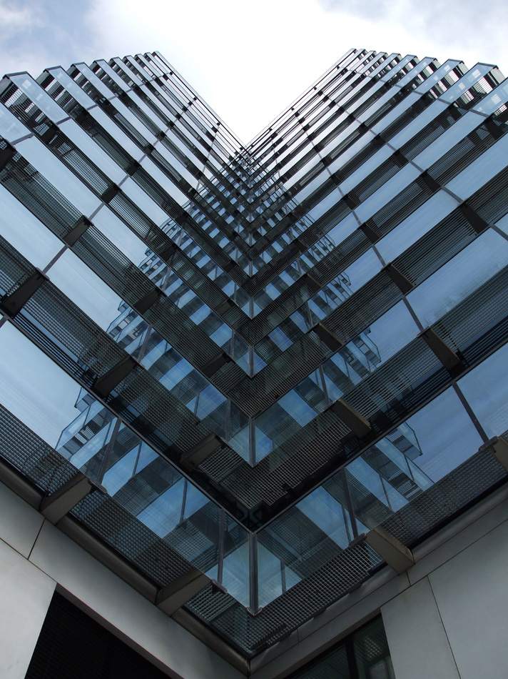 Glasfassade eines Bürohochhauses in der Untersicht