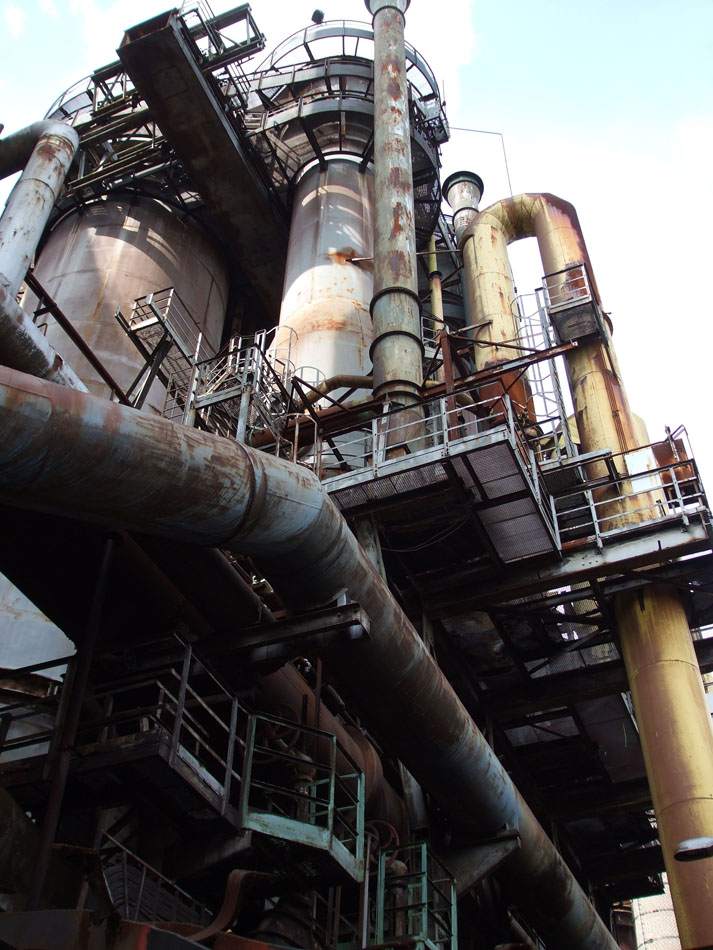 Stillgelegte Hochofenanlage mit Rohrleitungen und Stegen