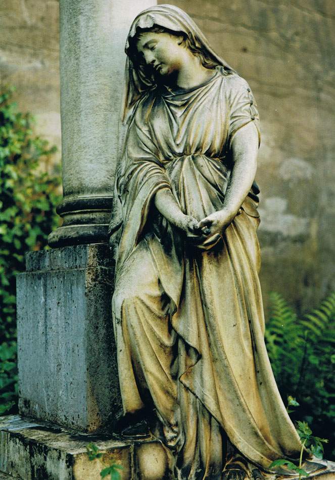 Trauernde Frauenfigur aus Stein an einer Säule