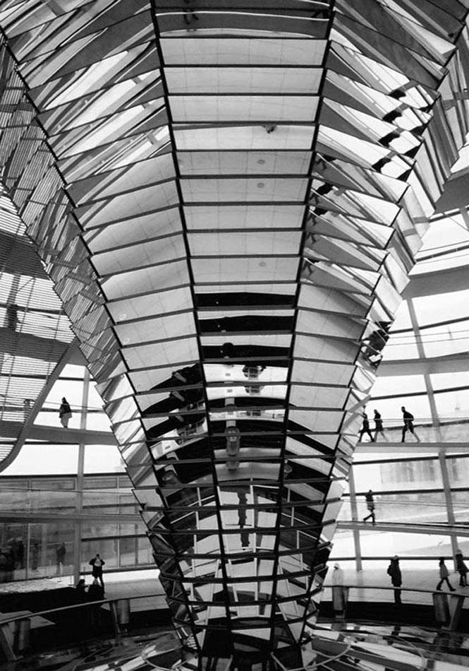 Reichstagskuppel Berlin in Schwarz-Weiß