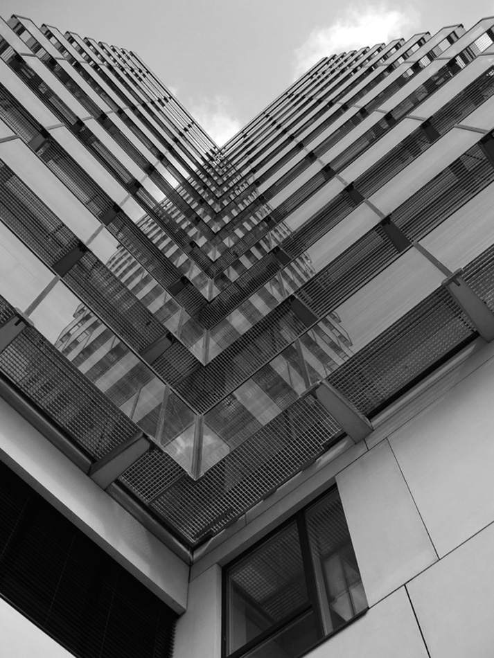 Hochhausfassade in der Froschperspektive, Schwarz-Weiß