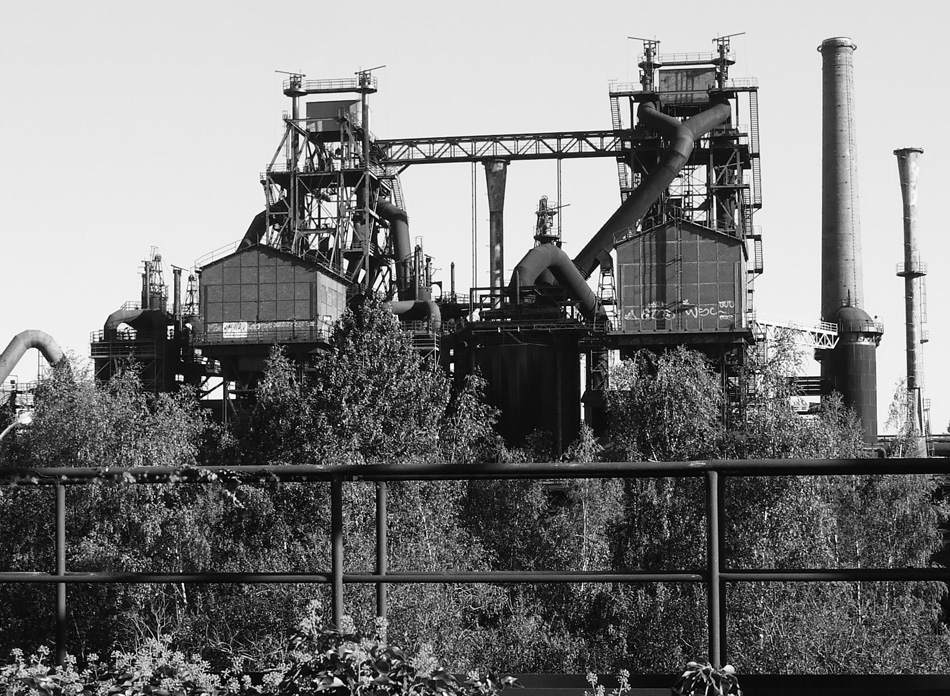 Stillgelegtes Hüttenwerk hinter Grün, Schwarz-Weiß