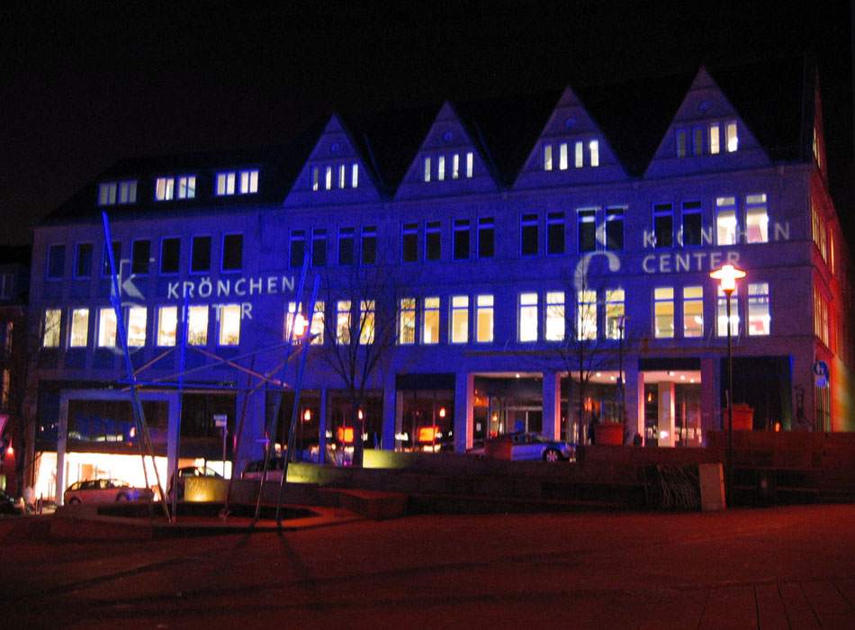 Krönchen Center Siegen zur Eröffnung in Blau illuminiert