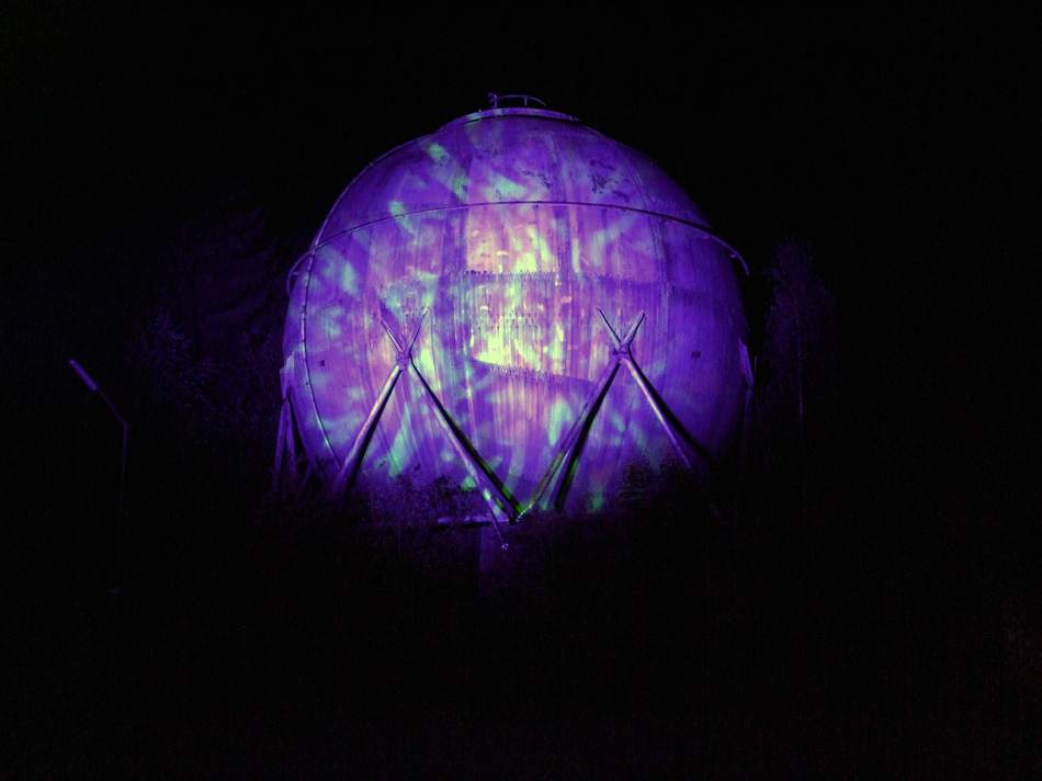 Kugelgasometer auf der Schemscheid in Siegen violett illuminiert, Projekt lightning bowl