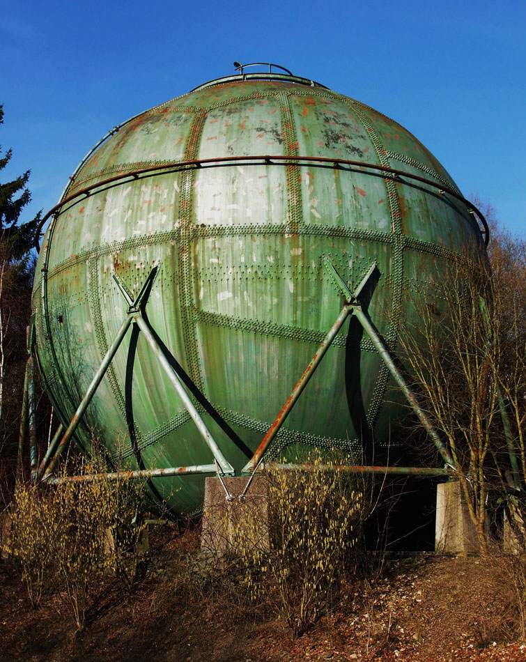Denkmalgeschützter Kugelgasometer auf der Schemscheid in Siegen bei Tageslicht