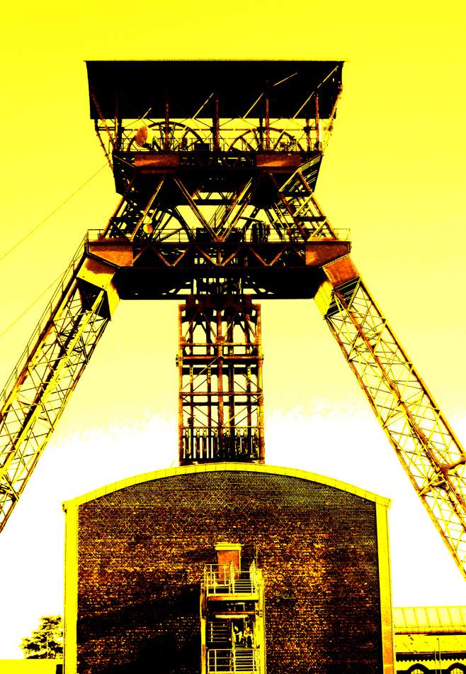 Zechenförderturm in Gelb und Schwarz reduziert