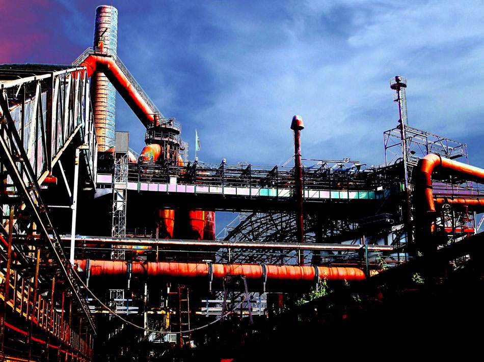 Industrieanlage mit Rohrleitungen in verfremdeter Farbigkeit