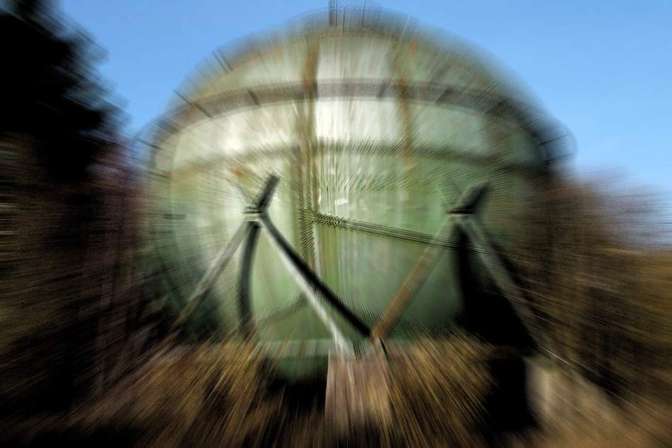 Kugelgasometer in radialer Bewegungsunschärfe